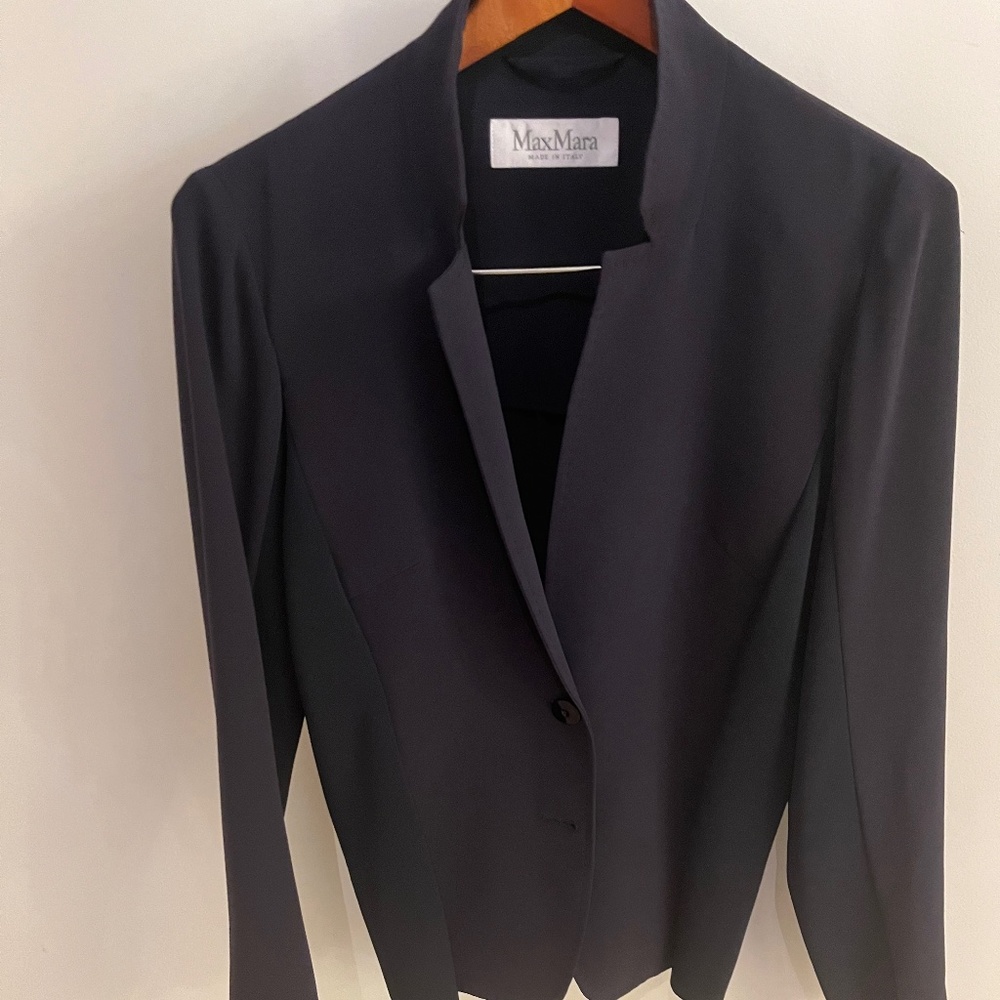 Beautiful Max Mara women blue blazer , made in Italy. size 12. like new